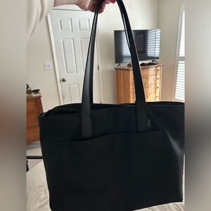 Away The Everywhere Tote - black euc
